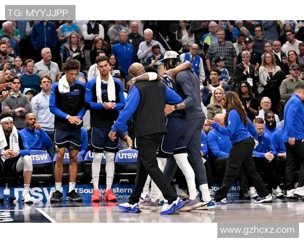 镜头捕捉：NBA赛场小动作引发热议